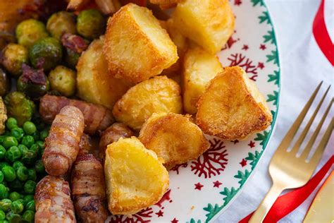 Best roasted potatoes and no i'm not kidding. BEST EVER Super Crispy Roast Potatoes Recipe - Quick and easy!