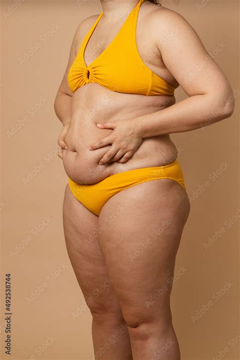 Foto Stock Cropped Vertical Photo Overweight Fat Naked Woman Obesity