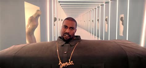 Kanye West Posó Con Un Bizarro Atuendo Y Los Memes Invaden Nuestra