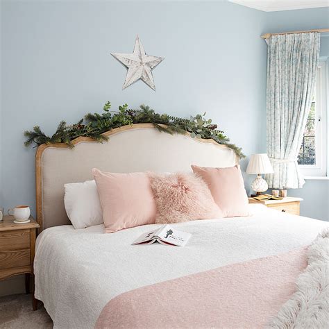 Big decorating ideas for your little ones. Christmas bedroom decorating ideas that will make your ...