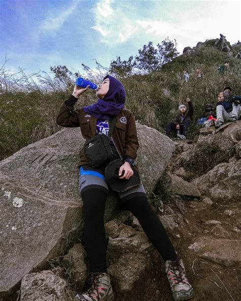 6 Tips Mendaki Gunung Bagi Wanita Berhijab