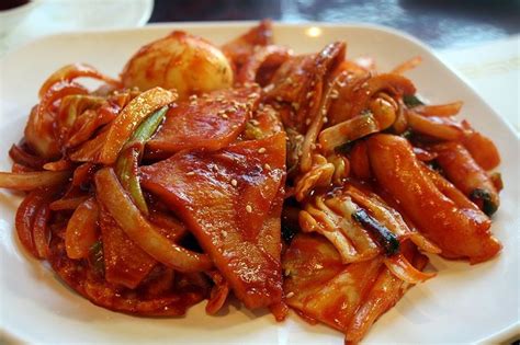 This is similar to an already established dish, rappoki, which combines dubboki and ramen, but tuan's is slightly different. Duk Boki | Food, Korean food, Recipes