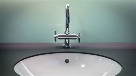 Die waschmaschine erledigt tag für tag treu ihren dienst. Wasserhahn zudrehen - Richtung und Hinweise » heimwerk.co