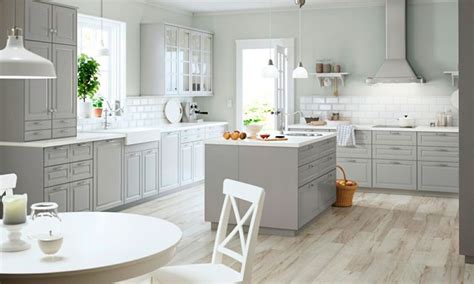 La encimera en fondo blanco con vetas grises y los muebles mezclando también el blanco y el gris junto con los electrodomésticos, crearán un ambiente de lujo y personalidad en tu cocina. Cocinas en blanco y gris