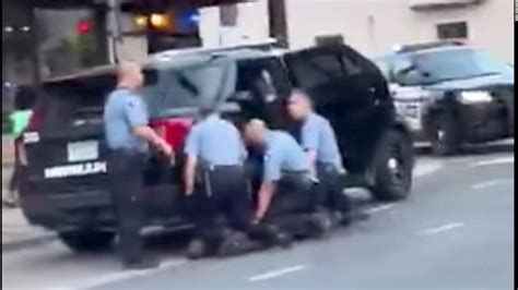 nuevo video muestra que tres policías presionaron sus rodillas sobre george floyd video cnn