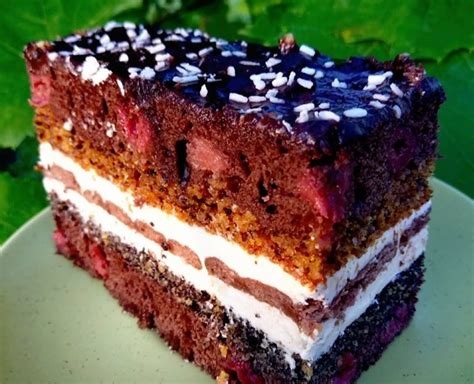 28 і кубками пили слив'янку, мед, пиво, брагу, сирівець, горілку просту і калганку, куривсь для духу яловець. Дуже смачний пляцок "Бейжа" з вишнями, маком, горіхами і ...