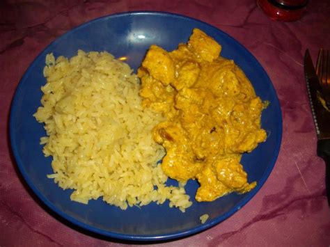 Pendant qu'il chauffe coupez votre oignon et le poivron rouge. RECETTE POULET TIKKA MASSALA AU YAOURT, RECETTE POULET TIKKA MASSALA AU YAOURT, PLAT avec photo