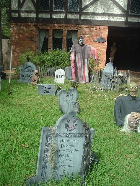 Decorate your house for halloween makes your mood better and also have fun for find creative … 35 Best Ideas For Halloween Decorations Yard With 3 Easy Tips