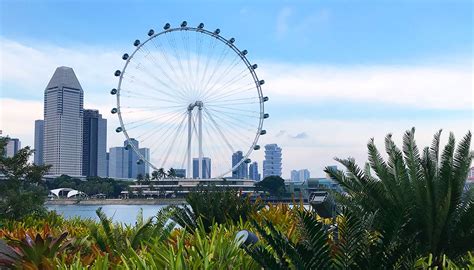 From inside the flyer's capsule, visitors are able to get a panoramic view that stretches out from the east to west of singapore. Singapore Flyer: a roda gigante mais alta do mundo fica em ...