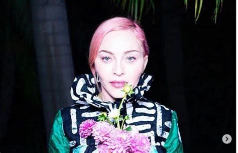 Everyone looks pretty with this hair color. celeb news Demi dyes her hair pink! - Celebria - ATRL