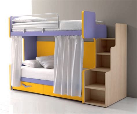Un letto matrimoniale standard ha un materasso lungo 200 cm e largo 135 cm. Letto a castello Fox con scala laterale