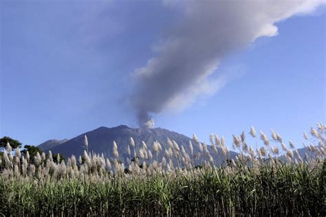 Mount Raung Thousands Stranded In Bali As Volcanic Ash Cloud Shuts Down Airports Abc News