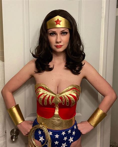 Lora Lunara Cosplay En Instagram Wonder Woman All The World Is