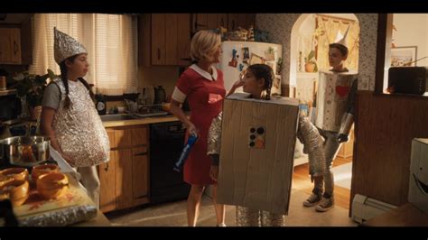 Reynolds Wrap Aluminum Foil Held By Julie Bowen As Violet Valentine In Hubie Halloween 2020