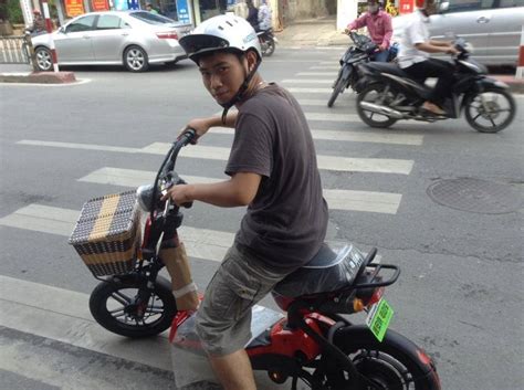 Nàng elf dam dang (unkey bị hỏng) và chàng orc nghiêm túc gặp nhau và cái kết khó đỡ. Thanh niên nghiêm túc chấp hành nghiêm chỉnh luật giao thông