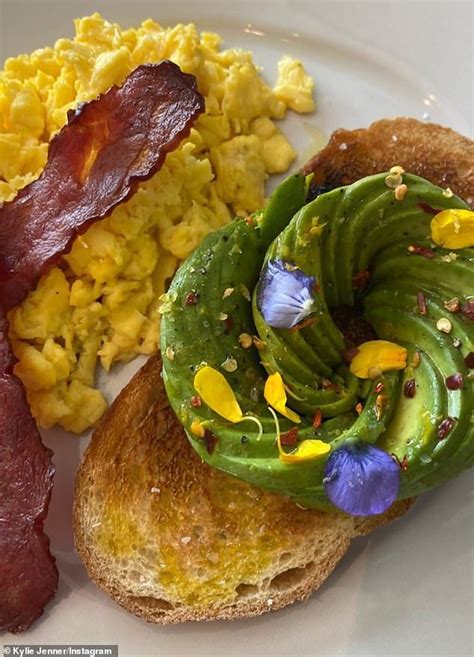Eğilmeden dizlerinizi kırarak kalçanız yere paralel oluncaya dek çökün ve kalkın. Kylie Jenner Lahap Menu Sarapan Senilai 1.300 Kalori, Apa ...