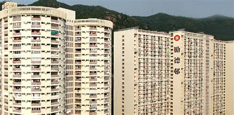 勵德邨巴士總站（lai tak tsuen bus terminus），位於灣仔區大坑勵德邨道與怡景道交界以北的露天架空平台上，即勵德邨勵潔樓對面，設有樓梯連接山下的蓮花宮花園。 【公屋之父】一生致力改善基層的生活環境，香港公屋之父鄔勵德上周逝世，享年105歲。 - Fortune Insight