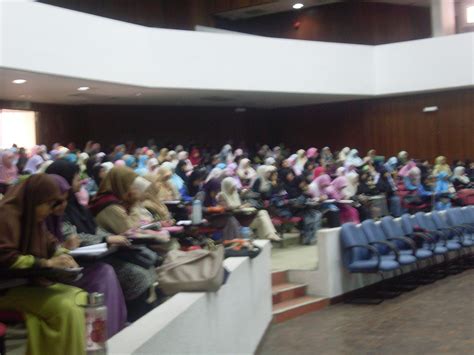 Mahathir menambah, tindakan yang dilakukan pemimpin pkr itu bukan sahaja telah memberi kesan dalam kestabilan ekonomi negara. PMFST UKM 2012/2013: December 2011