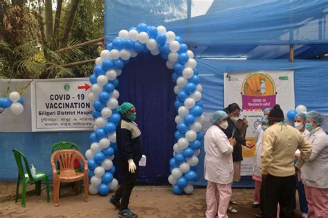 Disponen el retorno a trabajo presencial de personal de salud vacunado. India emprende "la mayor campaña de vacunación del mundo ...