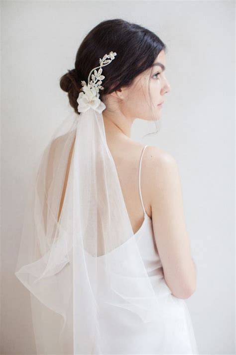 30 Elegant Wedding Veils For Classic Brides Weddingsonline Coiffes