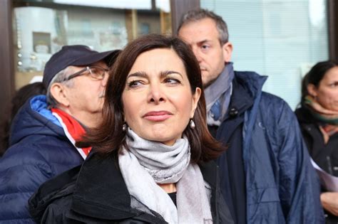 Laura boldrini fotografata con un cavalier king. Laura Boldrini allo Sferisterio per Bosso | Cronache ...