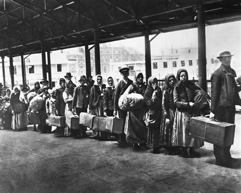 Immigrants On Line On Ellis Island Eclosio