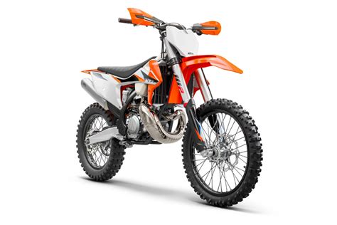 Ktm sendiri sebenarnya salah satu pabrikan motor kenamaan dunia yang sudah banyak menghadirkan berbagai model dan seri motor, mulai dari motor banyak sekali jenis model motor trail ktm yang dibedakan dari kapasitas mesinnya. FOTOS: As KTM 2021 - MOTOMUNDO