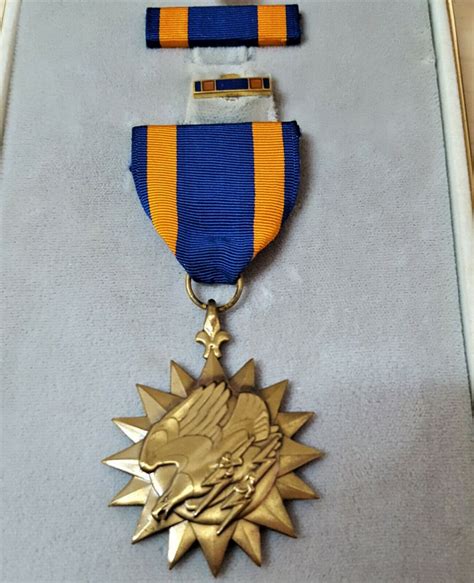 Vietnam War Era Us Air Medal Ribbon Bars In Case Issue Gallantry Aerial