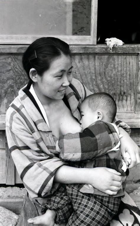授乳（昭和30年頃） 授乳 古い写真 素敵な写真
