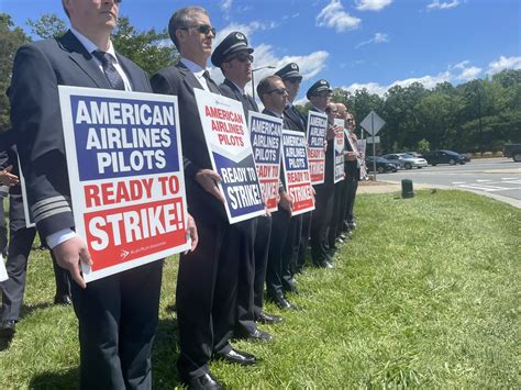 Faith Alford On Twitter Hundreds Of Pilots Are In Front Of Charlotte Douglas Picketing Their