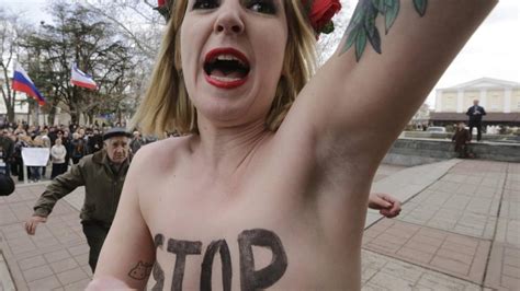 Femen in Hamburg Nackt Protest stört Woody Allen Show in der