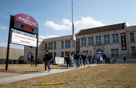 Fight Over Whether To Change Name Of Robert E Lee High School Leaves