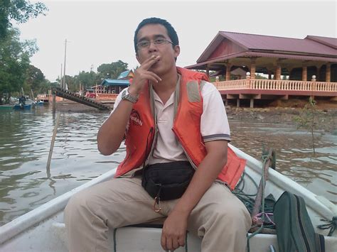 Dalam diam, aku diintai oleh salah seorang anak majikanku, ahmad ziyad. my mancing: Lesen Tuka di Kelong Anjung Batu Umbai, Melaka.