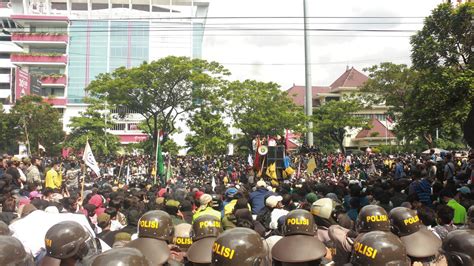 Foto Foto Kericuhan Demonstrasi Penolakan UU Omnibus Law Di Gedung DPRD Jateng Amanat Id