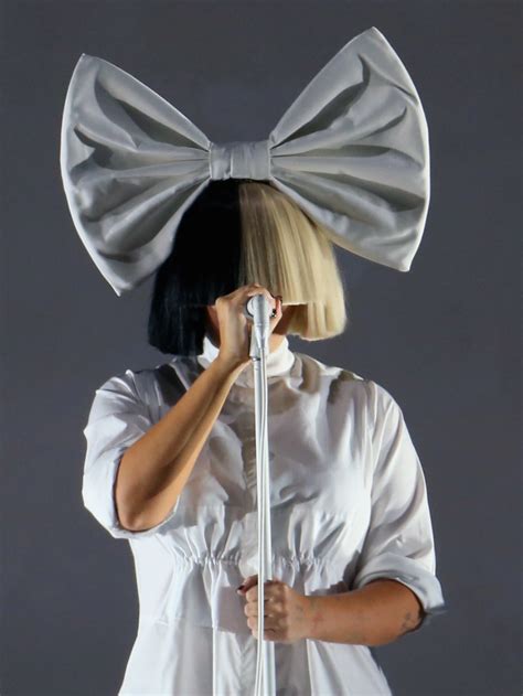 This Is Why Sia Always Covers Her Face Sia Singer Famous Singers