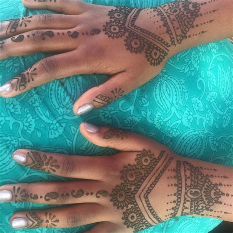 Henna Looks Great On Dark Skin Love How These Hands Came Out Henné