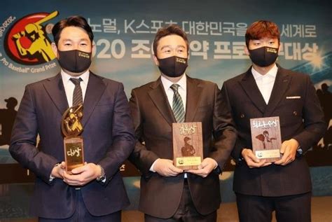 손흥민 빼고 이강인 넣어야 경기력 살아난다 114 1441. 포토 나란히 상 받은 양의지-이동욱 감독-구창모