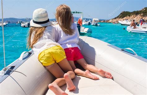 Petites Filles Naviguant Sur Le Bateau En Haute Mer Image Libre De