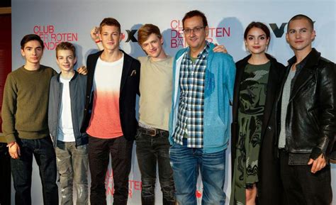 Das leben von leo, jonas, emma, alex, hugo und toni scheint nicht anders zu sein als das von anderen teenagern. Club der roten Bänder ist wieder da: Alle Infos zur Serie ...