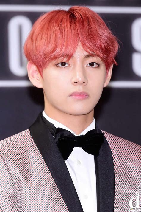 Foto jimin bts pakai koyok viral dan curi perhatian, army mengkhawatirkan kondisi kesehatannya. V de BTS podría ser el IDOL más fashion y estos 12 trajes ...