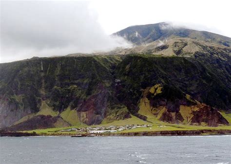 Nov 29, 2020 · montañas con formas imposibles, lagunas de color turquesa, columnas de agua hirviendo e inmensos mares de dunas. Edimburgo de los Siete Mares, la isla más remota del mundo ...