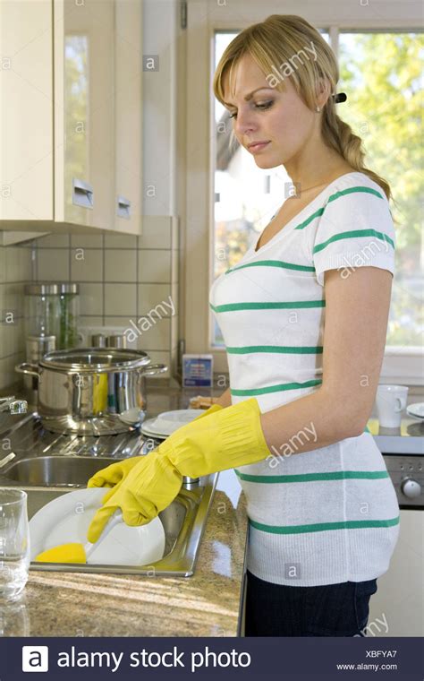 Ich werde abwaschen und du kannst abtrocknen. Hausfrau Spuelen Abspuelen Geschirr Abwaschen Stock Photos ...