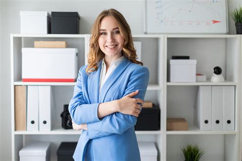 图片素材 女孩 年轻 商业 女商人 办公室 站立 架 微笑 肖像 模型 姿势 研究 文件 台 律师 经济学家