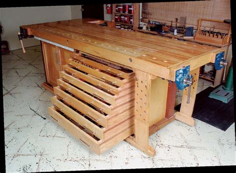 Outils, vélos, ustensiles de jardinage, vêtements d'hiver. Etabli garage - Bande Transporteuse Caoutchouc