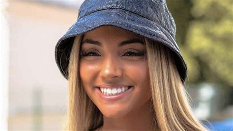 Elle accède à la notoriété en 2020 avec anissa, massivement partagé sur le réseau social tiktok et certifié single de platine. Wejdene : son salaire CH0C, son couple supposé aussi.