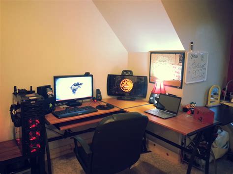 If you have a small space issue, this corner computer desk can be a great alternative to enjoy gaming with a proper setup. Cool Computer Setups and Gaming Setups