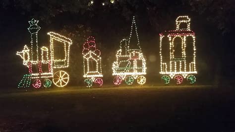 They have it set up through the whole driveway of their office and it's free to see. Christmas Lights at Flower Foods Corp HeadQuarters in ...
