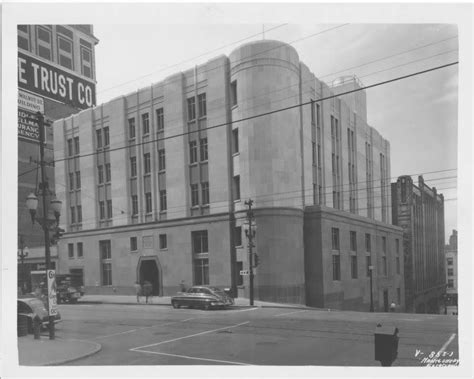 Union bank opening and closing times for stores near by. "Union National Bank at E. 9th and Walnut after renovation ...