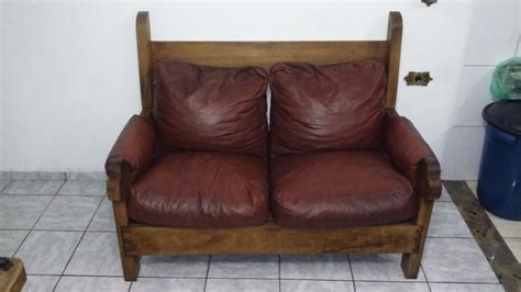 Para o projeto com sofá de couro, a proposta aqui traz o modelo chesterfield em couro marrom, trazendo o equilíbrio perfeito entre o estilo clássico e luxuoso. Conjunto Sofá Rústico - Madeira - Almofadas Couro - R$ 1 ...