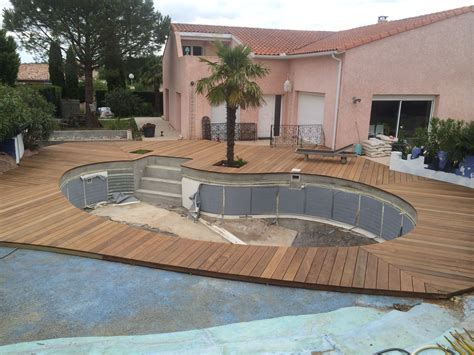 Plus de 10 bassins aux abords travaillés Superbe rénovation autour d'une piscine en forme de ...